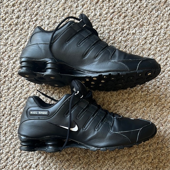 Nike Shox Men's Black Sneakers - Picture 2 of 8
